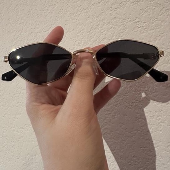 Designer style oval Black and Gold Sunglasses - Picture 4 of 5